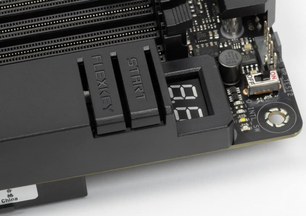 Обзор материнской платы Asus ROG Maximus Z790 Hero BTF на чипсете Intel Z790 с разъемами на обратной стороне текстолита