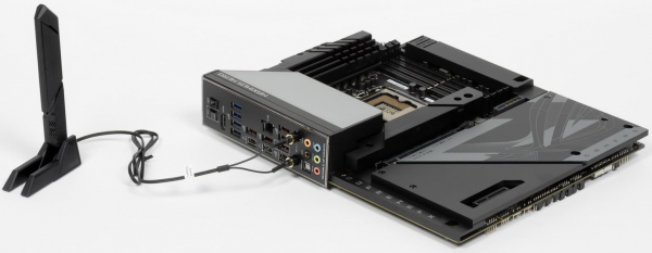 Обзор материнской платы Asus ROG Maximus Z790 Hero BTF на чипсете Intel Z790 с разъемами на обратной стороне текстолита