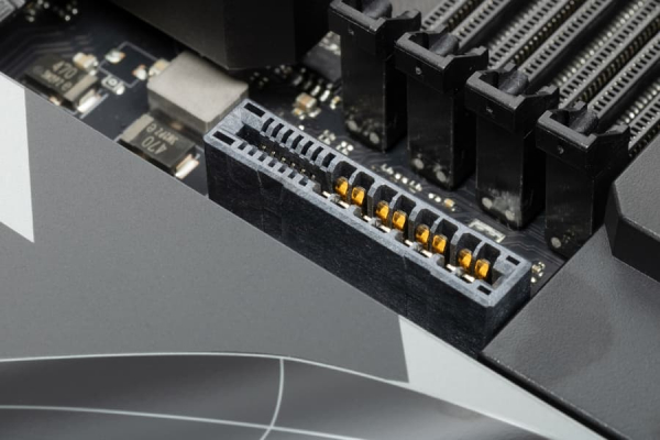 Обзор материнской платы Asus ROG Maximus Z790 Hero BTF на чипсете Intel Z790 с разъемами на обратной стороне текстолита