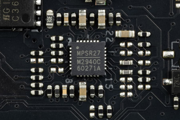 Обзор материнской платы Asus ROG Maximus Z790 Hero BTF на чипсете Intel Z790 с разъемами на обратной стороне текстолита