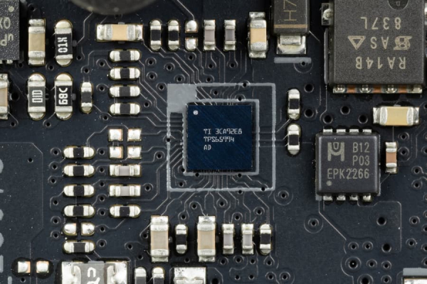 Обзор материнской платы Asus ROG Maximus Z790 Hero BTF на чипсете Intel Z790 с разъемами на обратной стороне текстолита