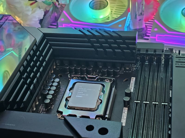 Обзор материнской платы Asus ROG Maximus Z790 Hero BTF на чипсете Intel Z790 с разъемами на обратной стороне текстолита