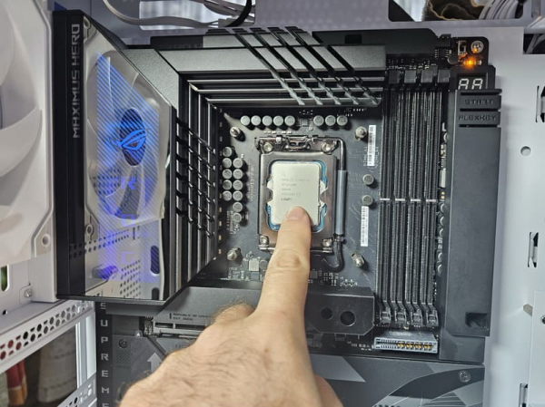 Обзор материнской платы Asus ROG Maximus Z790 Hero BTF на чипсете Intel Z790 с разъемами на обратной стороне текстолита