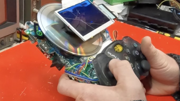 Блогер сделал портативную PS2 из скотча и старых деталей (видео) Блогер сделал портативную PS2 из скотча и старых деталей (видео)