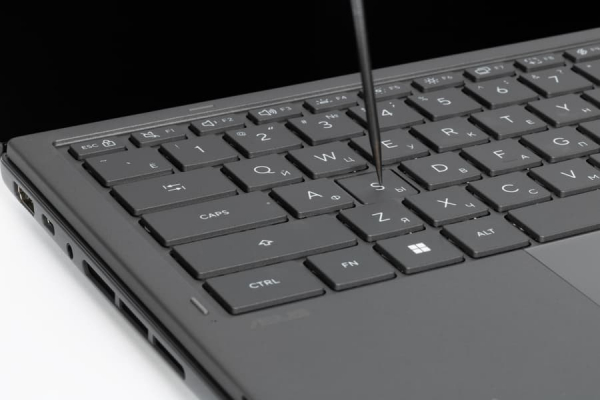 Обзор ноутбука Asus Zenbook Duo UX8407AA с двумя OLED-экранами